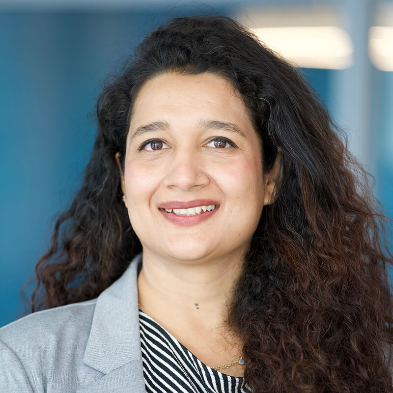 A portrait of Purva Sharma smiling