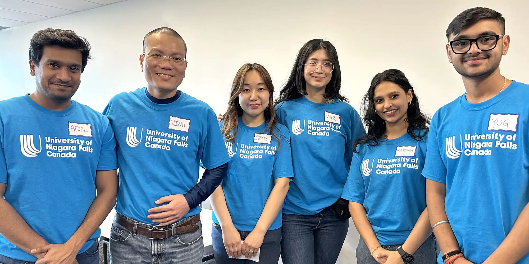 Group of HBBA students posing for a picture